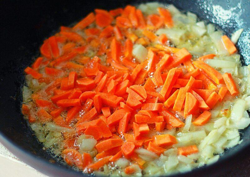 Морковь с луком на сковороде.