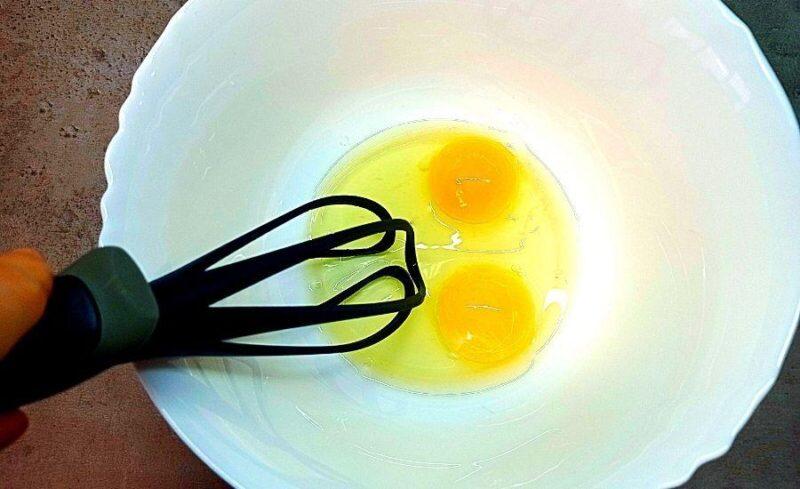 Яйца в чашке.