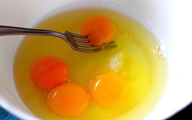 Яйца в чашке.